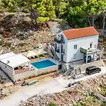 Lucija Milna (Brac)